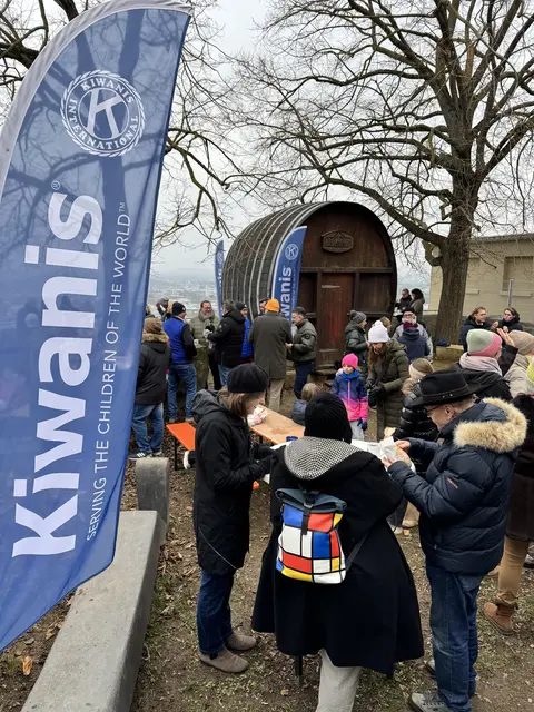 Glühweinausschank von Kiwanis zur Förderung von Kinderprojekten | Foto: Steffen Schoch 