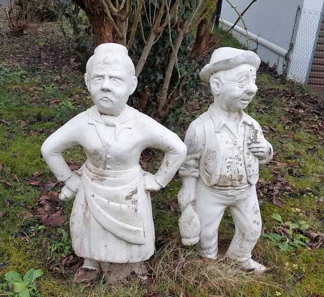 In einem Vorgarten ahnt der angetrunkene Gatte mit Chiantiflasche noch nicht , was ihm von seiner besseren Hälfte mit dem Nudelholz blüht. | Foto: Foto privat