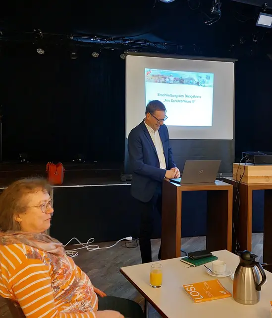 Der Bürgermeister, Her Csaszar, gibt interessante Informationen zu den Plänen der Stadt | Foto: Eigenes Bildmaterial