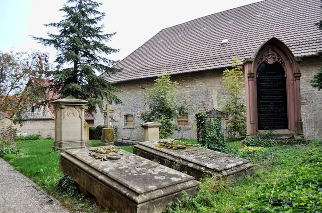 Bei der Kirche in Sulzfeld liegen die Vorfahren von meinem Mailschreiber.  | Foto: Daniela Somers