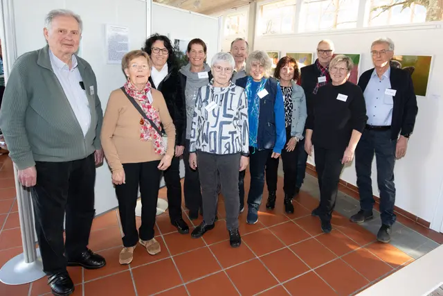 Alle ausstellenden Heimatreporter auf einen Blick: Wolfgang Kynast, Elektra Domesle, Heide Böllinger, Tanja Blind (hinten), Egon Groß (hinten), Anneliese Schmidt (vorne), Uschi Dugulin, Sigrid Schlottke, Martin Butz (hinten), Elke Köbernick und Gerd Tiedtke (von links). Bei der Vernissage fehlten nur Jutta Koster und Gülay Sween.  | Foto:  Helmut Melchert