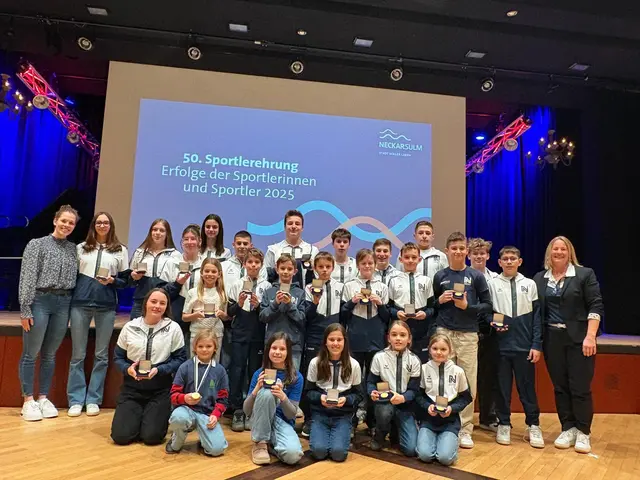 Die stolzen Athleten mit Yvonne Braun (Stellvertretende Abteilungsleiterin Schwimmen) | Foto: Yvonne Braun