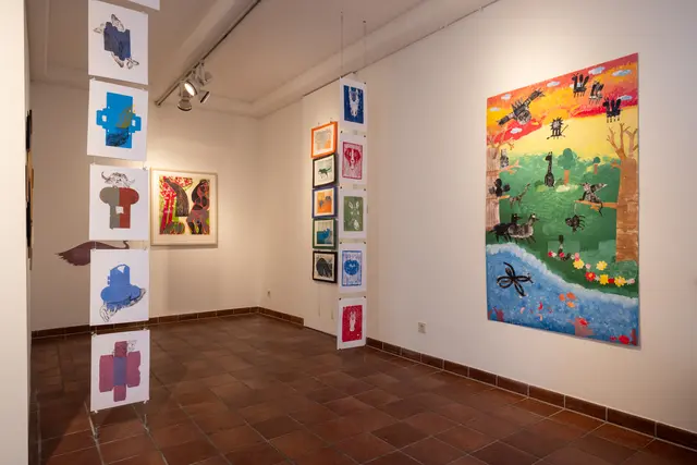 09 _ Ausstellungsansicht „Tierisch was los!" hinten mittig mit HAP Grieshabers „Baumblüte - die Frau mit Pfau" (1963)
Hirschwirtscheuer, Künzelsau | Foto: Hans Neukircher