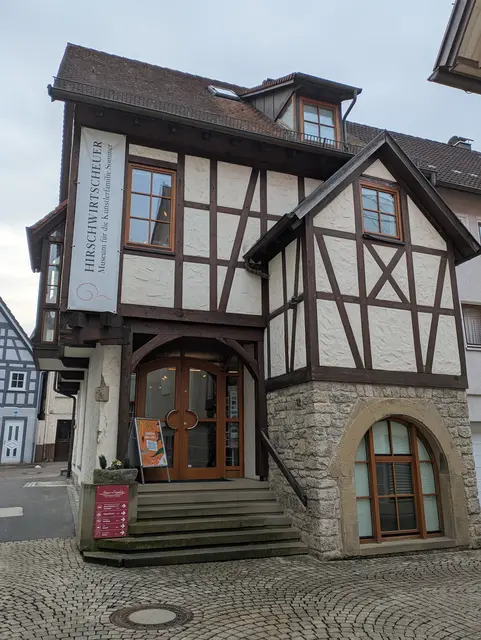 18 _ Die Hirschwirtscheuer befindet sich in der Scharfengasse 12 in unmittelbarer Nachbarschaft zum Stadtmuseum Künzelsau. Zu Fuß gut erreichbar von der Hauptstraße aus. In die Schnurgasse (mit dem einzigen noch erhaltenen Stadttor) einbiegen, dann vor dem Stadtmuseum rechts gehen.
Ein großer Parkplatz ist auf dem Wertwiesenplatz am Kocher. Künzelsau ist gut mit den Bussen des NVH erreichbar.  | Foto: Eigene Aufnahme
