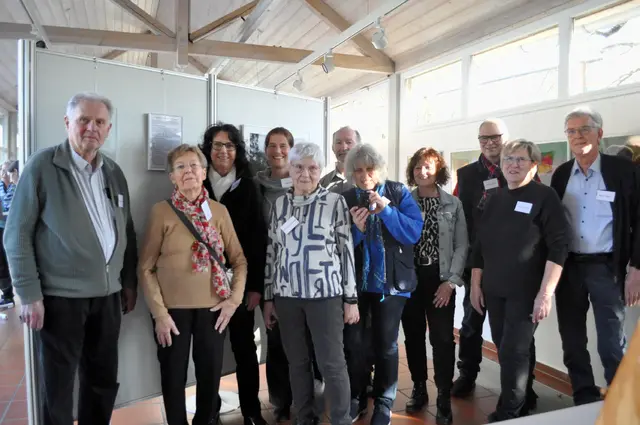 11 der 13 Heimatreporter die diese Ausstellung zusammen organisiert haben und ihre Lieblingsbilder hier zeigen. | Foto: Daniela Somers