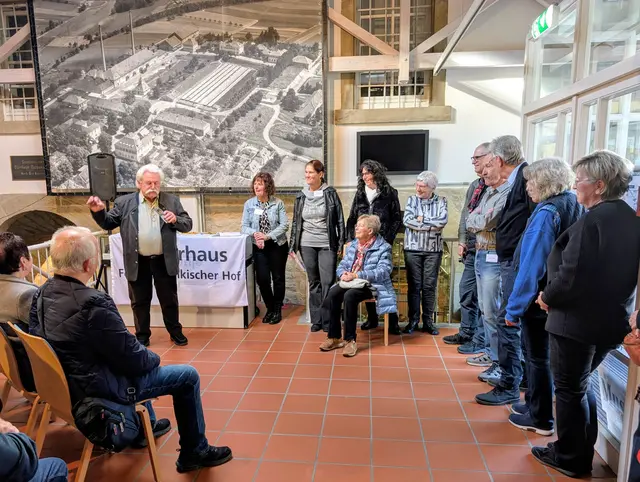 Vernisage: Ansprache von Herrn Schuh im Vorraum des Fränkischen Hofes in Bad Rappenau | Foto: Ulrich Seidel