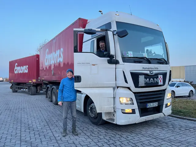 Beladener 40-Tonner kurz vor der Abfahrt mit Mitinitiator Lionsfreund Rolf Kieser | Foto: LC Güglingen-Zabergäu