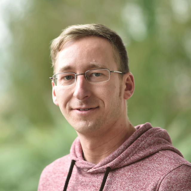 Siggi Waldmann vom Theologischen Seminar Adelshofen hält beim Sonntagstreff, dem ermutigenden Abendgottesdienst der Apis am Sonntag, 22. Februar 2026 in Brackenheim die Predigt. | Foto: Siggi Waldmann