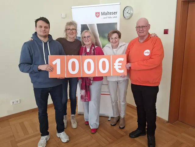 Die ehrenamtlichen Betreuer der Kindergruppe: Von Links: 
Angelo Avino, Ingrid Brauch, Heike Cattelaens, Gisela Gabriel und ÖDP-Kreisschatzmeister Axel Jänichen 
 | Foto: Klaus Ries-Müller