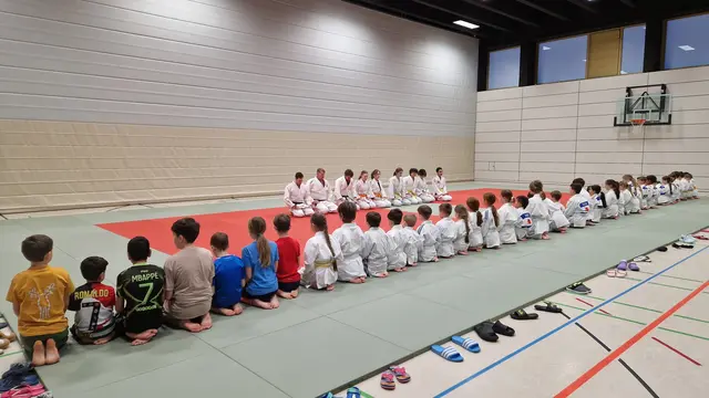 Begrüßungsritual zu Beginn des Kindertrainings: 9 Trainer, 45 Kinder | Foto: Jonas Zimmer