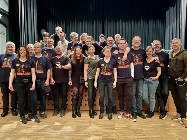 Zufriedene Gesichter: Vereins- und Band-Mitglieder freuen sich über einen tollen Konzert-Abend!  | Foto: Eigenes Foto.