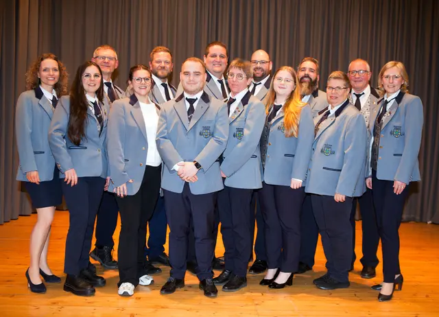 Verwaltungsausschuss 2026
Reihe hinten v.l.n.r.: Rolf Varga, Jens Varga, Florian Diefenbach, Matthias Bartsch, Patrick Mühleck, Stefan Diefenbach 
Reihe vorne v.l.n.r.: Christina Weber, Elena Schadt, Sandra Schadt, Moritz Kerner, Sigrid Iwanitzky, Lisa Kerner Angelika Truckses, Susanne Kühner
Auf dem Bild fehlen: Nico Iwanitzky, Rainer Umminger, Verena Feck 

 | Foto: Fotografin: Michaela Keicher