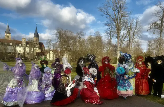 Alle Masken beim Gruppenbild im Hofgarten... | Foto: Moni Bordt