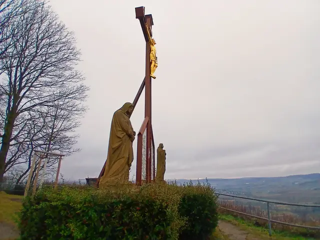 Das Kreuz mit den Figuren Maria und Johannes.  | Foto: sigischlottke