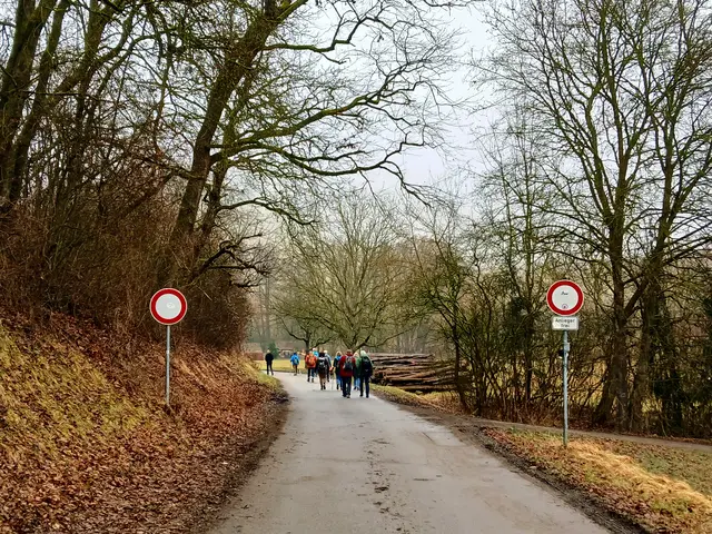 2 Verbotsschilder - die Wanderer müssen sich nicht darum scheren.  | Foto: sigischlottke