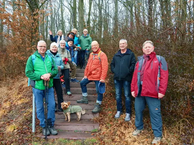 Frohgelaunt freuen sich die Wanderer über das erste Päuschen.  | Foto: sigischlottke