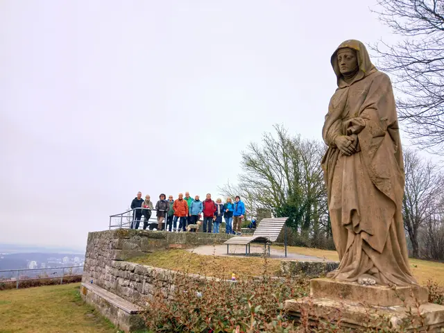 Die Wanderer haben schon gevespert und die Aussicht ausgiebig genossen. Nun noch ein Gruppenbild, bevor es auf den Rückweg geht.  | Foto: sigischlottke