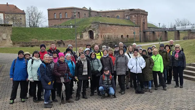 Gruppenfoto mit historischem Hintergrund | Foto: privat Sibylle Tröber