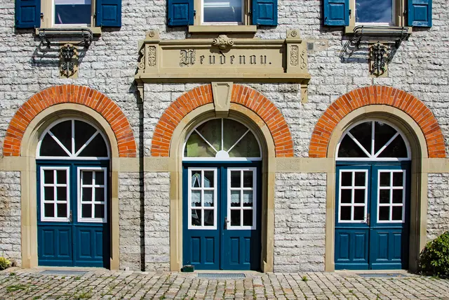 Auf dem Gewinnerbild sind die Türen in einem Torbogen am Bahnhof Neudenau zu sehen.  | Foto: Helmut Bender