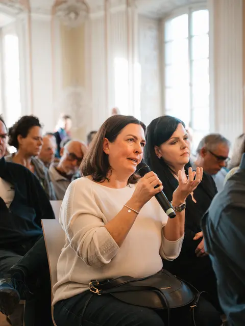 Breites Fragenspektrum: Beim Ehrenamtsempfang nutzen die Vertreter*innen von Vereinen die Bühne für ihre Fragen. | Foto: Patrick Vexler