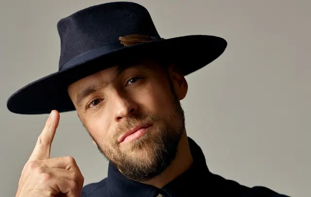 Max Mutzke ist der Musiker mit Hut und mit souliger Stimme. Beim 2. blacksheep Sommerfest ist er der Topact. Am 27. Juni spielt er im Bonfelder Schlosspark sein neues Programm. | Foto: Gaby Gerster