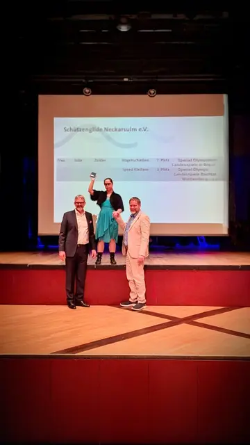 OB Steffen Hertwig überreicht Julia Zickler die Auszeichnung. Mit dabei der Oberschützenmeister Steffen Will. | Foto: Schützengilde Neckarsulm e.V. 