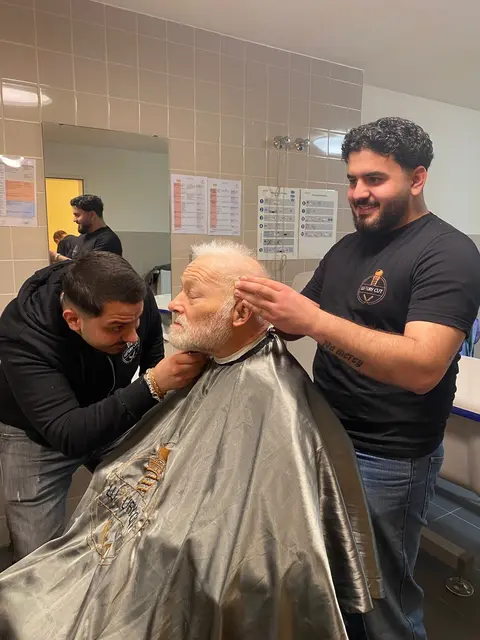 Serdar Kajun und Yusuf-Emin Köglü geben dem Bart von Laidig Reinhold das letzte Finish.  | Foto: ASB Region Heilbronn-Franken