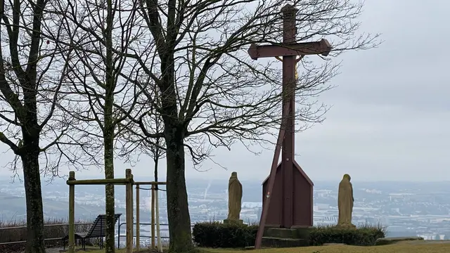 Das Kreuz mit den Figuren Maria und Johannes auf dem Scheuerberg. Darunter liegt das Heilbronner Neckartal.  | Foto: Beate Bonte 