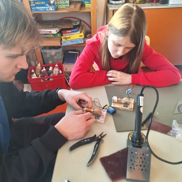 ein kleiner Walzenmotor wird gebaut | Foto: Katja Hildebrand