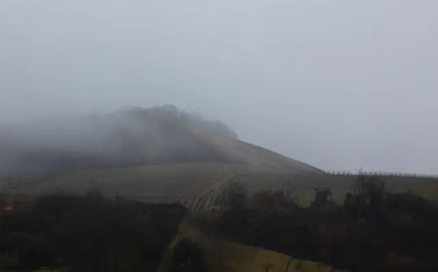 Nebelverhangener mystischer Blick zum Kayberg.  | Foto: sigischlottke