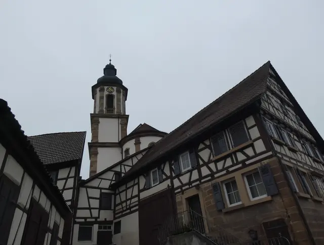 Der Turm der Andreaskirche wacht über den alten Fachwerkhäusern.  | Foto: sigischlottke