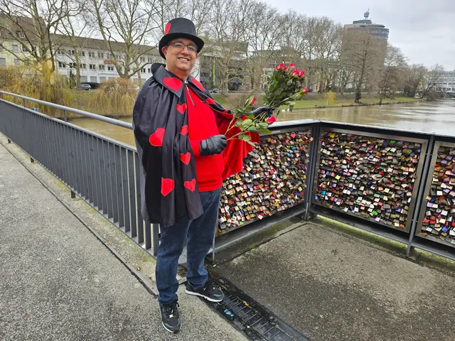 Herr Valentin verteilt Rosen an die Besucher am Liebespunkt der Götzenturmbrücke. | Foto: Heidrun Rosenberger