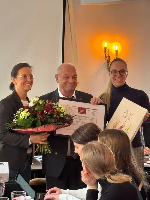 Judith Niemann (Präsidentin, links) und Rebecca Niggl (Geschäftsführerin) überreichen Hartmut Sauer (Ex-Präsident) die Urkunde für die Ehrenmitgliedschaft im GKD (Goju-Ryu Karate-Bund Deutschland) | Foto: Karateverein Eppingen