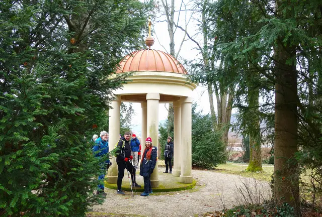 Beim Pavillon im Skulpturengarten. | Foto: Isolde Reitz