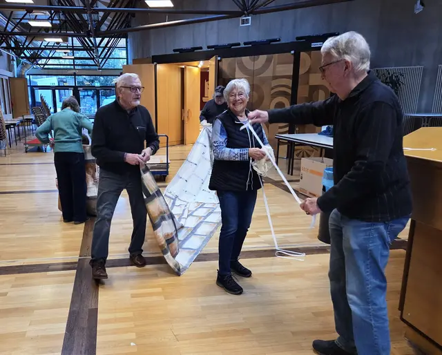 Dekochef Armin Bauder (links) und Seniorenboss Peter Pörner (rechts) legen Hand an | Foto: Foto: khl