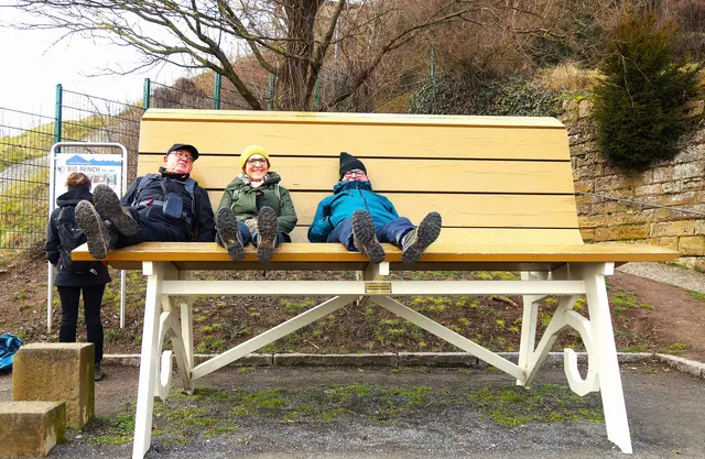 Ganz so bequem scheint die "Big Bench" nicht zu sein! | Foto: Isolde Reitz
