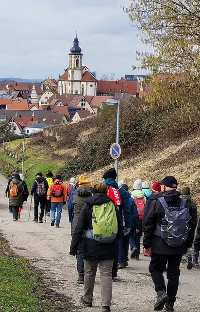 Erlenbach mit der historischen St. Martinus Kirche kommt ins Blickfeld. | Foto: Isolde Reitz