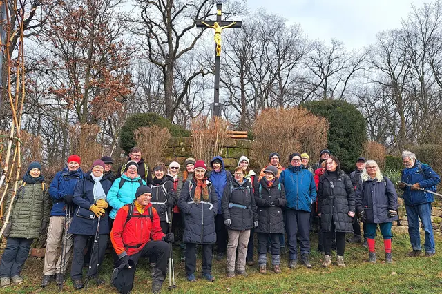 Beim Gipfelkreuz des 315 Meter hohen Kayberges, dem Hausberg von Erlenbach, stellten sich die 25 Wanderer der Aktivgruppe Talheim zum Gruppenbild in Position.  | Foto: Isolde Reitz