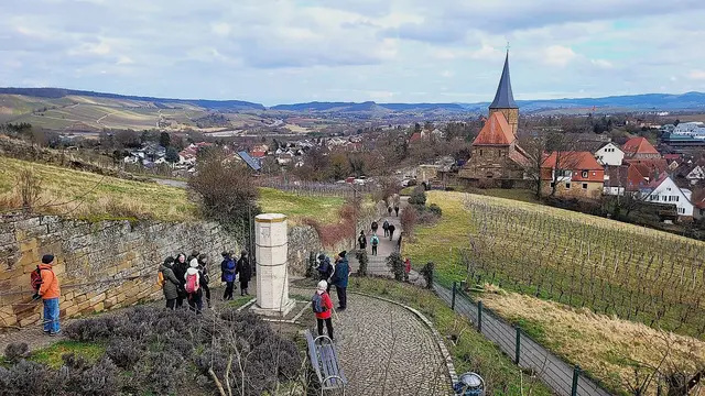 Bei der Stauferstele unterhalb der Weibertreu mit herrlichem Blick nach Weinsberg und zu den Löwensteiner Berge. | Foto: Isolde Reitz
