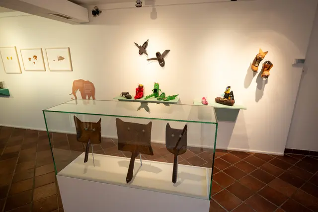Ausstellungsansicht „Tierisch was los!", Hirschwirtscheuer, Künzelsau,
vorne mit Tomi Ungerers "Katzenfamilie" | Foto: Hans Neukircher