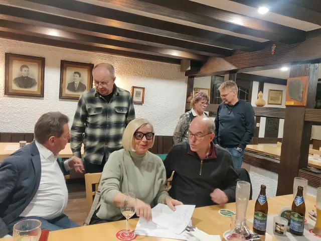 Klaus Ranger MdL und KV Vorsitzender Armin Englert im angeregten Gespräch. | Foto: SPD OV Bad Wimpfen