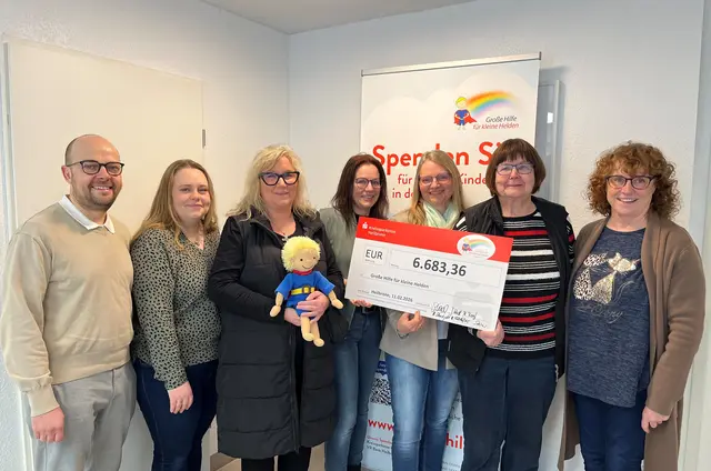 Bild: von links: Heiko Schmidgall, Jasmin Wurst, Nicole Haaf, Simone Geist, Irina Riedel, Pia Waldbüßer und Ute Steiner  | Foto: Quelle: Stiftung