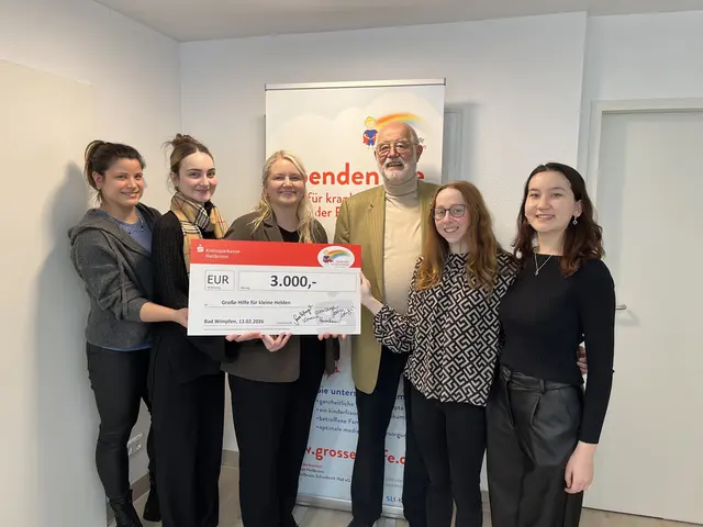 Bild: von links: Josefine Langbein, Marina Vukovic, Sarah Roßberger, Hans Hambücher, Alina Chmel, Diana Aibek Kyzy  | Foto: Quelle: Stiftung