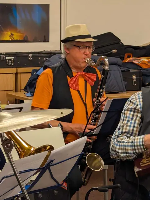 Holger Hertle mit der selten gespielten Bassklarinette | Foto: Mehrgenerationenhaus