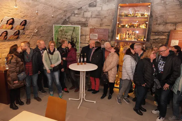 Zuerst ein Kuss, dann einen Liebeslikör im Schwäbischen Schnapsmuseum | Foto: Daniel Seybold