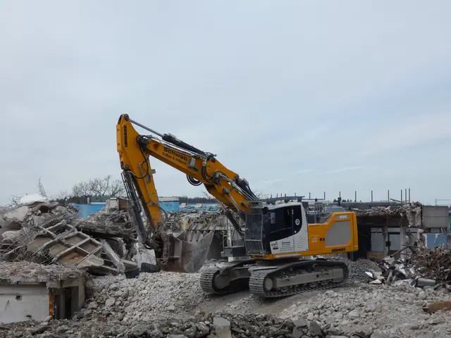 Der zweite Bagger ist mit einer großen Schaufel zu Gange.  | Foto: sigischlottke