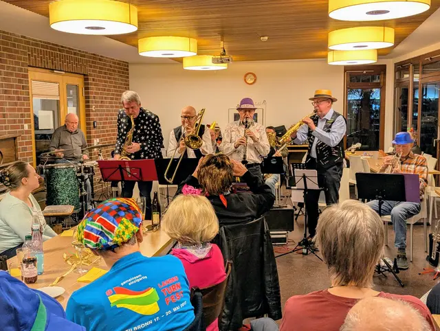 Johannes Mühleck, Fritz Resech, Helmut Hamberger und Werner Philipp mit vollem Körpereinsatz für dem Jazzsound | Foto: Mehrgenerationenhaus