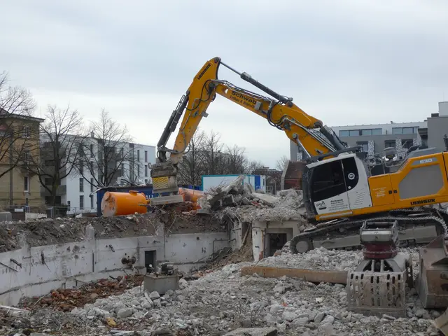 Aus der Baugrube holt der Bagger mit dem Magneten Metallteile heraus..... | Foto: sigischlottke
