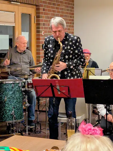 Johannes Mühleck, einige Soli am Tenorsaxophon | Foto: Mehrgenerationenhaus