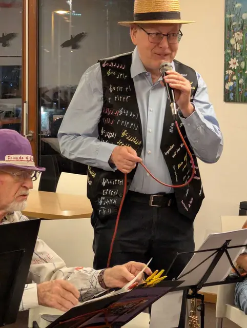 Werner Philipp, Moderator und Organisator der Jazzabende im Quartierszentrum Nordstadt Mehrgenerationenhaus, schafft es mit seiner humorigen Art, die Gäste zum Lachen zu bringen | Foto: Mehrgenerationenhaus